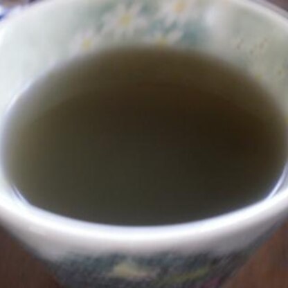 おがちゃんまたまた作りました♪一杯飲んだら濃いのが飲みたくなって、蜂蜜大匙２に濃い緑茶を入れたら真っ黒な蜂蜜緑茶になったのでびっくり！！おがちゃんに見せたくて